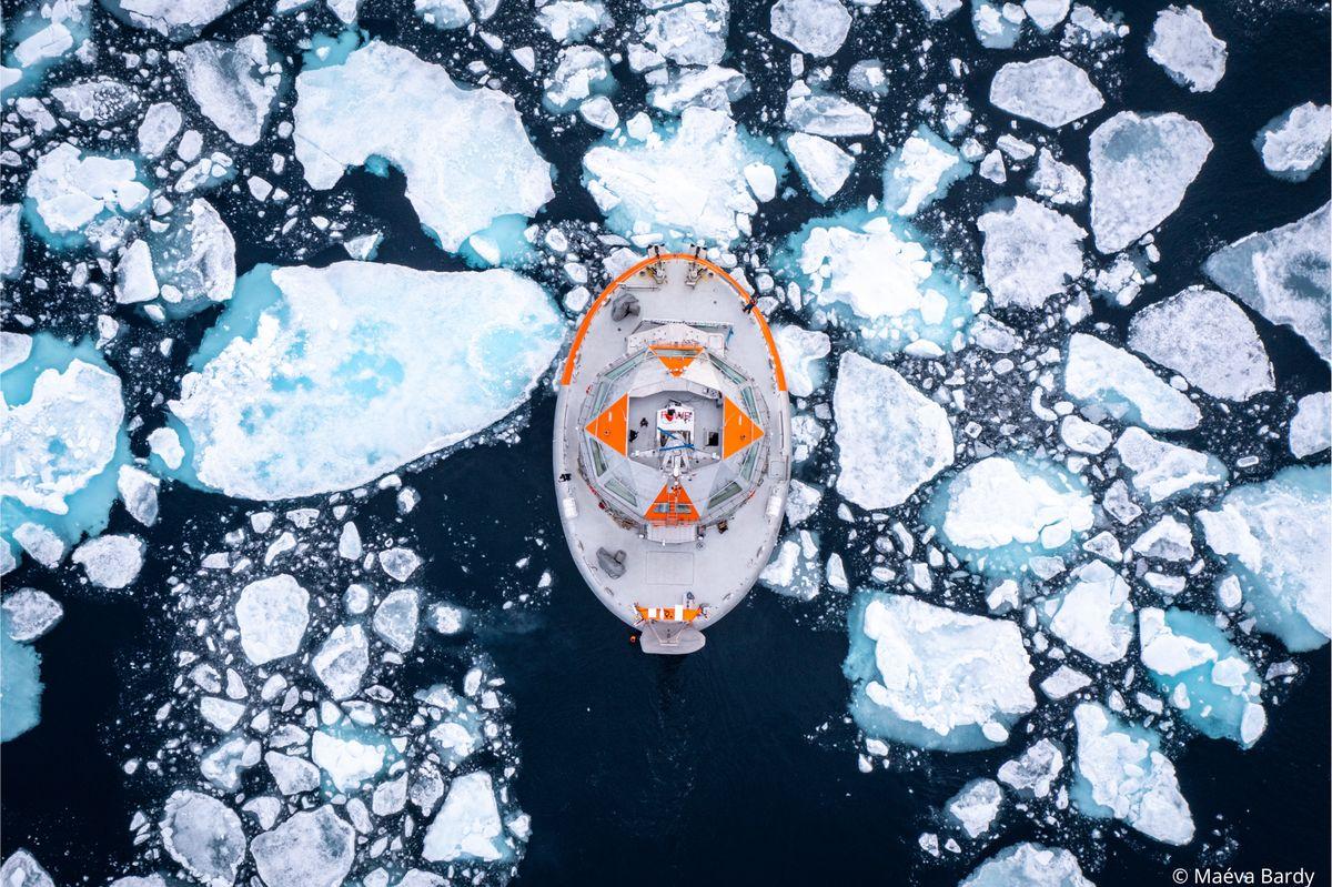 Tara Polaris I among Arctic ice floes